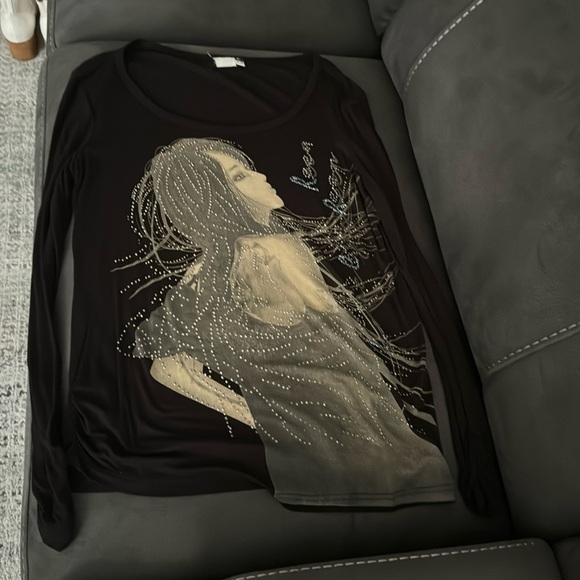 Black long sleeve top with ladies face on it - Picture 1 of 2